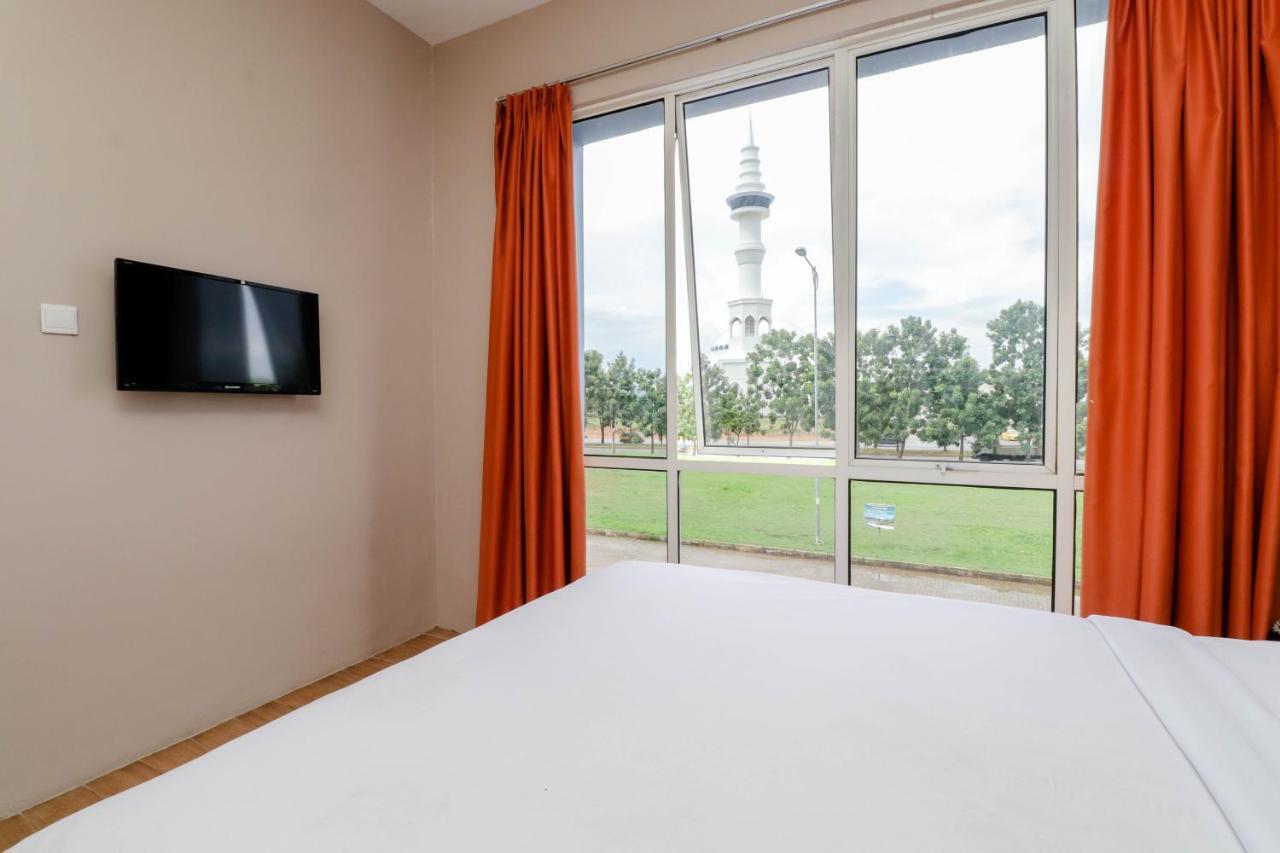 Blitz Hotel Batam Near Sultan Mahmud Ri'Ayat Shah سيكوبانغْ المظهر الخارجي الصورة